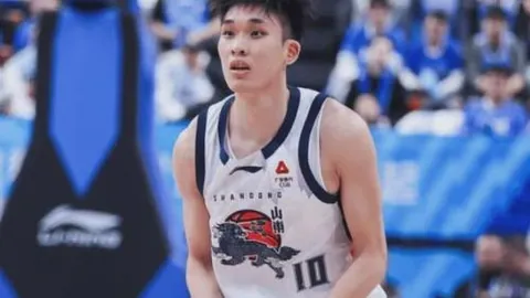 意杯半决赛VAR判罚解读同步呈现，意甲赛场大屏幕同步展示