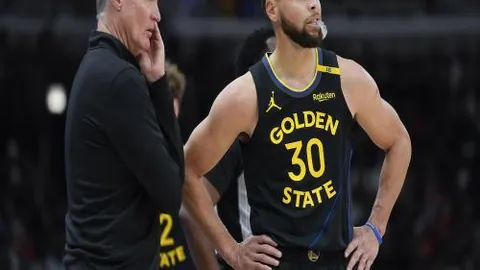 库里荣获NBA常规赛MVP，独占鳌头荣耀加身